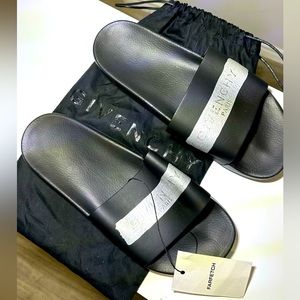 BRAND NEW BLACK AND SILVER LATEX BAND SANDALS.